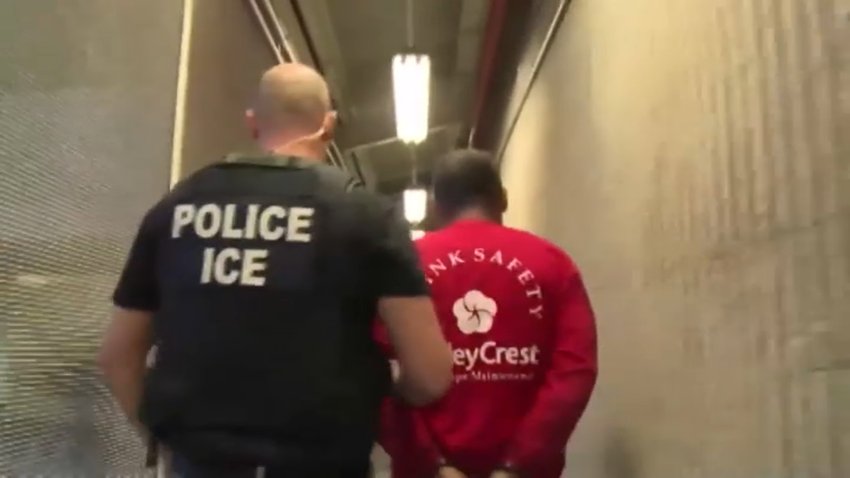 Así es cómo puedes localizar a un familiar detenido por ICE