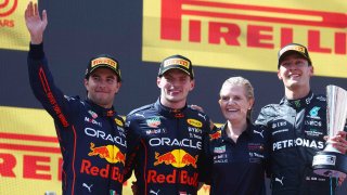 El ganador de la carrera Max Verstappen de los Países Bajos y Oracle Red Bull Racing, el segundo clasificado Sergio Pérez de México y Oracle Red Bull Racing y el tercer clasificado George Russell de Gran Bretaña y Mercedes celebran en el podio durante el Gran Premio de F1 de España.