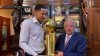 Juan Toscano Anderson lleva el trofeo de la NBA a México y visita al presidente López Obrador