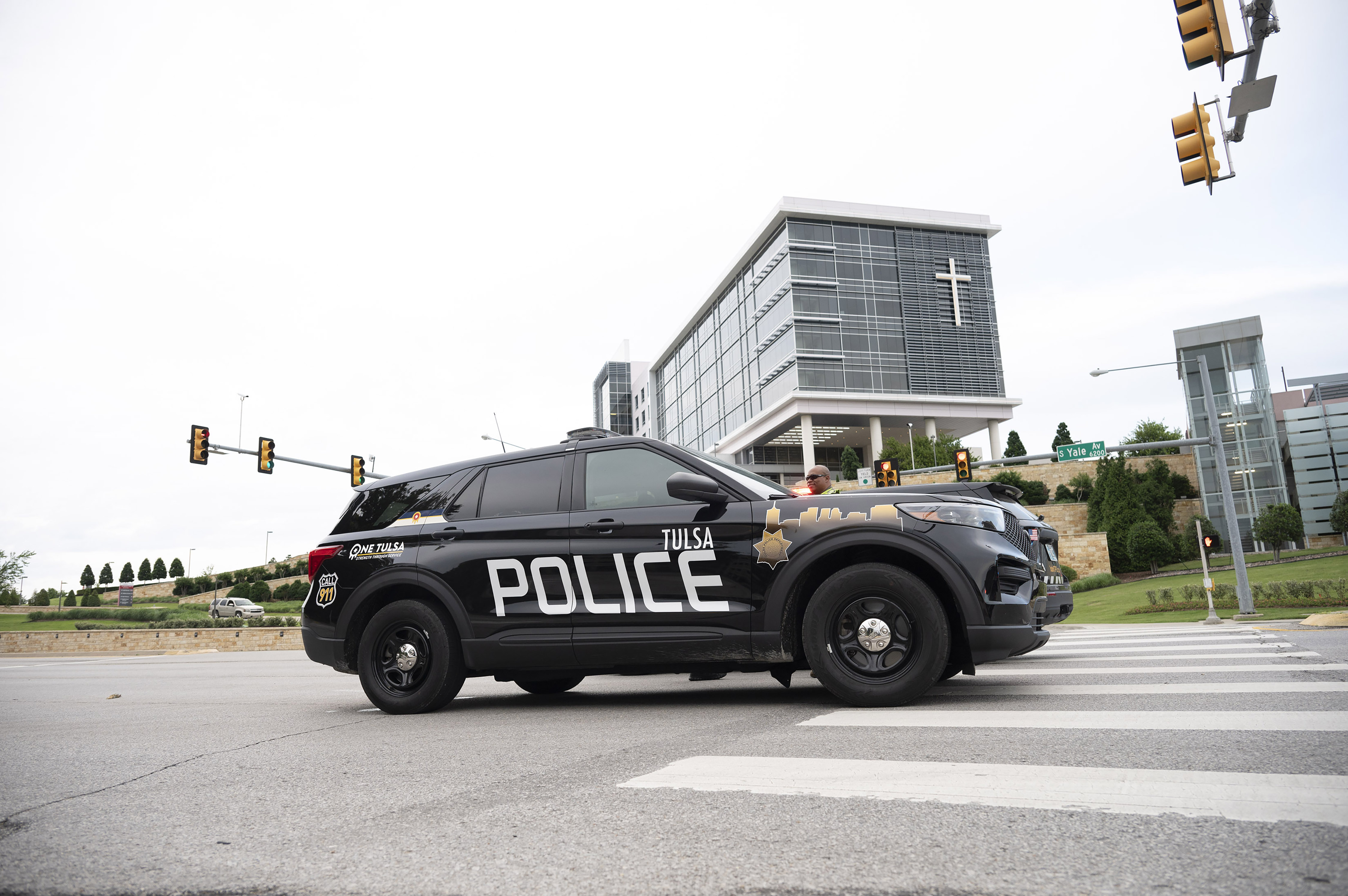 Police respond to the scene of a mass shooting at St. Francis Hospital on June 1, 2022 in Tulsa, Oklahoma.