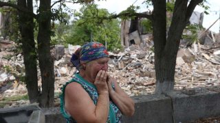 Ucraniana reacciona a escuela destruída
