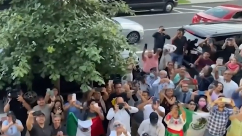 AMLO lanza promesas a los migrantes desde su cuarto de hotel en Washington