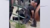 A botellazos: captan en video ataque a policías que intentaban hacer un arresto