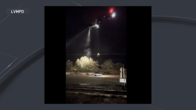 En helicóptero: rescatan a pareja atrapada en su auto durante inundación en Las Vegas