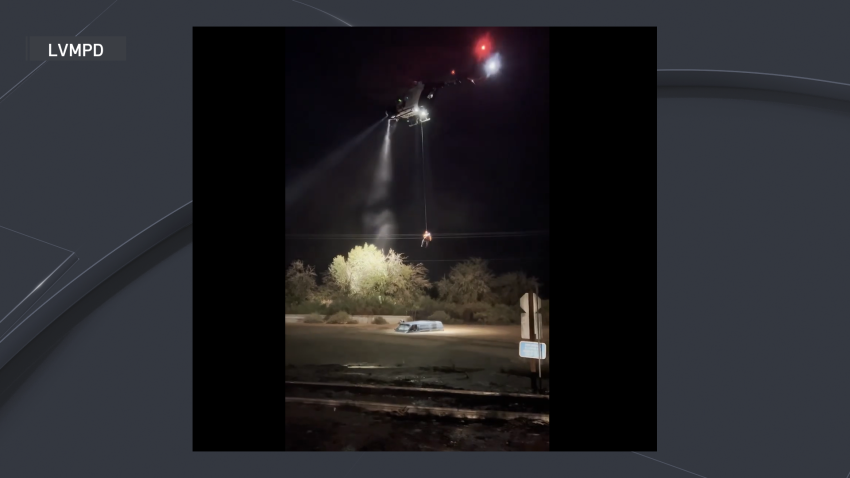 En helicóptero: rescatan a pareja atrapada en su auto durante inundación en Las Vegas