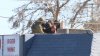 Policía detiene a hombre armado y atrincherado en el techo de un negocio en North Las Vegas