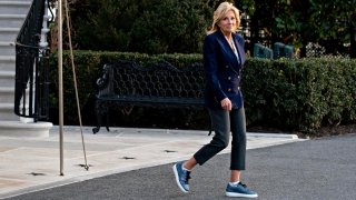 La primera dama, Jill Biden, cuando salió esta mañana de la Casa Blanca rumbo al centro médico en Maryland.