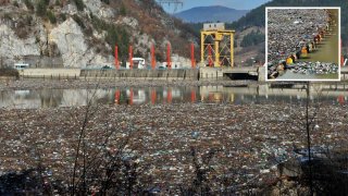 Se ven más de 5,000 metros cúbicos de desechos y escombros en la represa de la planta de energía hidráulica "Visegrad", en el río Drina, cerca de la ciudad de Visegrad, en el este de Bosnia.