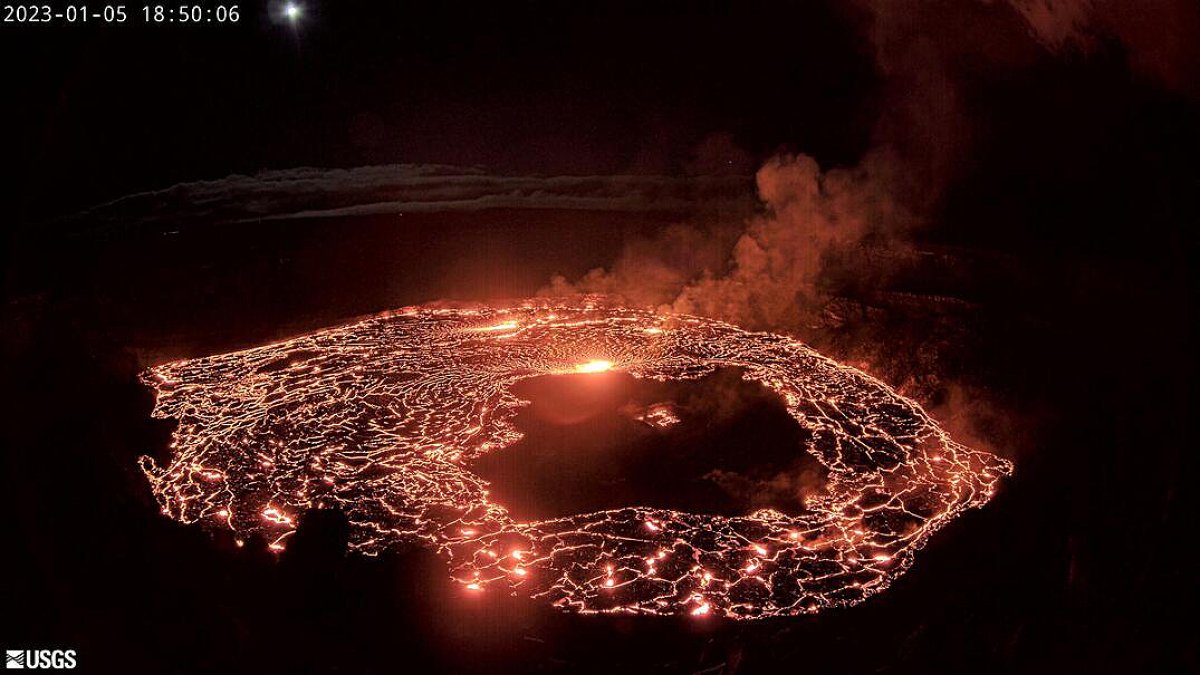 Hawaii’s Kilauea Volcano Erupts Again;  Summit Crater Glows – NBC Las Vegas