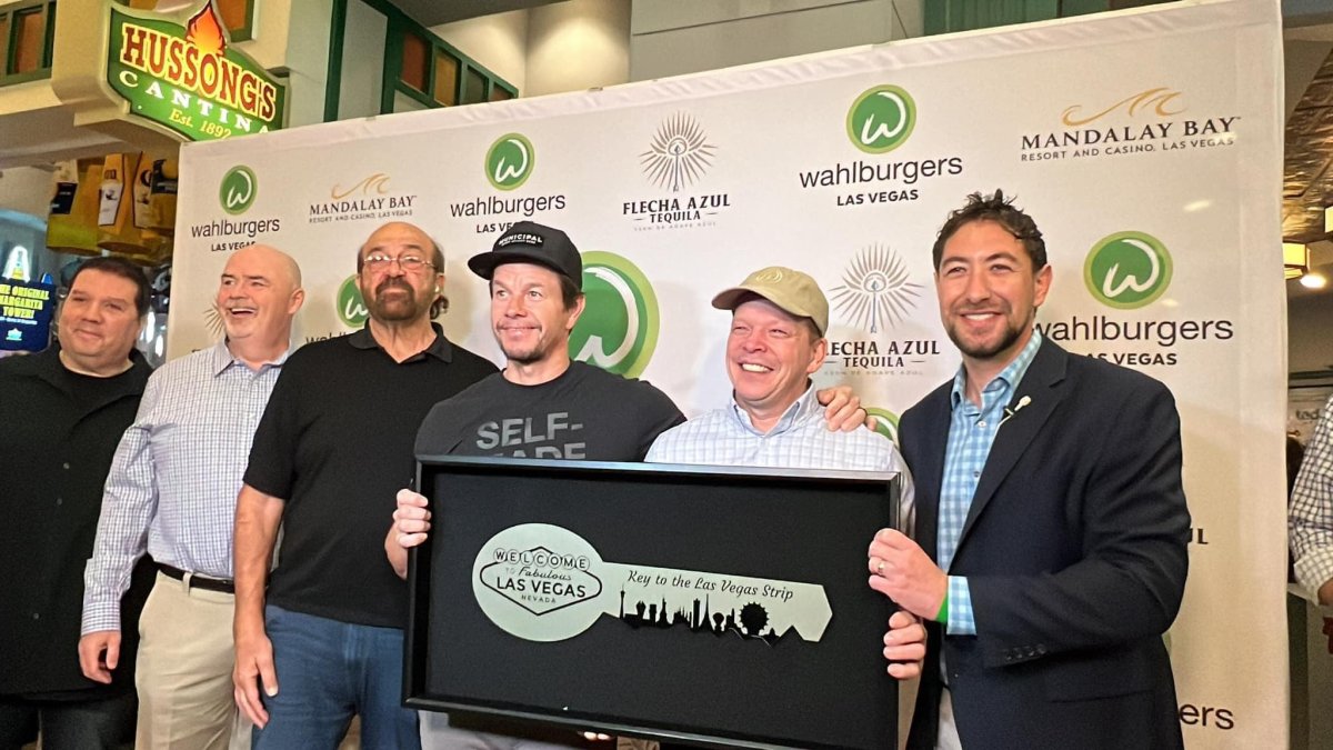 Dale Play: the actor receives the key to the Las Vegas Strip with his Wahlburgers restaurant