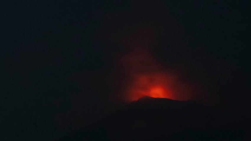 Vista desde el poblado de Paso de Cortés, donde se observan una serie de explosiones del volcán Popocatépetl, el 19 de mayo de 2023, en Puebla (México).  EFE/Hilda Ríos