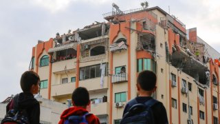 Así quedó el edificio de departamentos tras el bombardeo de la fuerza aérea israelí el martes en Gaza City.