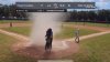 Captado en cámara: árbitro salva a niño de un remolino en pleno juego de béisbol