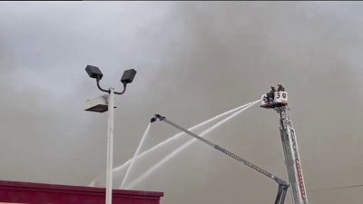 Un incendio arrazó con una tienda abandonada en Las Vegas