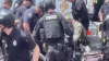 Caótica escena: camión de bomberos atropella a policía durante desfile de los Denver Nuggets