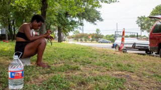 Una mujer busca un respiro del calor en Austin, Texas, el lunes.