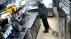 Aterrador video: intenta quemar vivo al chef de una pizzería en California