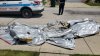 Increíble: tobogán de evacuación de un avión de United cae en el patio de una casa