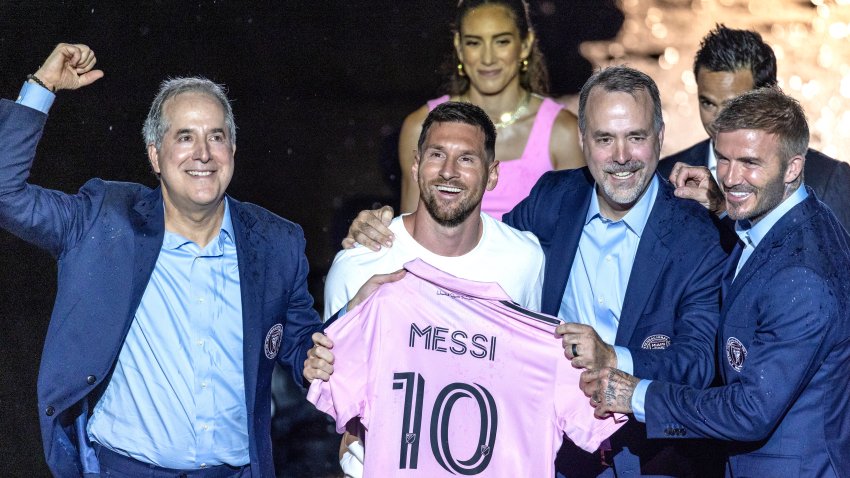 Fort Lauderdale (United States), 16/07/2023.- The Seven-time Ballon d’ÄôOr winner and World Cup Champion, Lionel Messi holds the Inter Miami CF Jersey (C) next to Inter Miami CF Managing Owner Jorge Mas (L), Jose Mas, and Inter Miami CF Co-Owner David Beckham (R) during the ‘La PresentaSion’ event hosted by Inter Miami CF at the Inter Miami CF and DRV PNK Stadium in Fort Lauderdale, Florida, USA, 16 July 2023. ‘La PresentaSion’ is an event to unveiling the team’s newest signing, soccer icon Lionel Messi. (Mundial de Fútbol) EFE/EPA/CRISTOBAL HERRERA-ULASHKEVICH