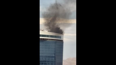 Video: se incendia el techo de un hotel del Strip de Las Vegas