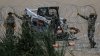 “Es horrible ver esas púas”: Guardia Nacional refuerza barricadas fronterizas de alambre