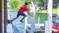 CNBC: estos adolescentes saltan de un barco en movimiento para entregar el correo en Wisconsin