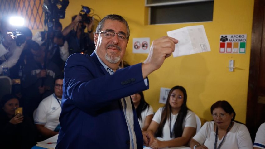 El académico progresista Bernardo Arévalo de León, del Movimiento Semilla, posa para fotos mientras vota durante la jornada electoral por la segunda vuelta de las elecciones presidenciales hoy, en Ciudad de Guatemala (Guatemala).