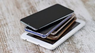 La presunta contrabandista habría facilitado un dispositivo de telecomunicaciones a un recluso bajo custodia del Departamento Correccional de Nevada.