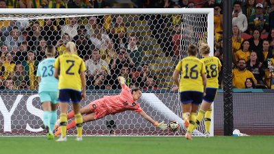 Fridolina Rolfo de Suecia convierte un penalti para marcar el primer gol de Suecia