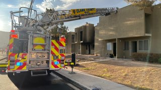 Los residentes del edificio fueron evacuados de manera preventiva, mientras una unidad bomberil realizó un ataque ofensivo para extinguir las llamas.