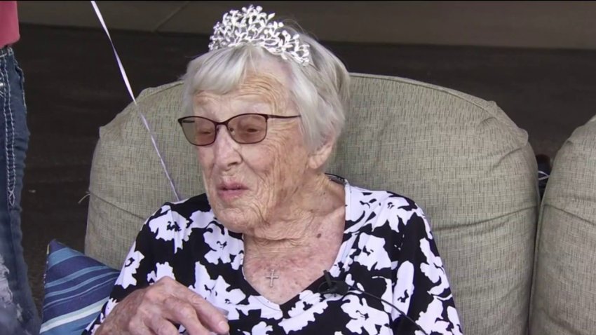 “No me duele nada”: anciana en EEUU festeja sus 105 años por todo lo alto