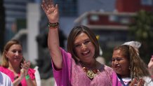 La senadora Xóchitl Gálvez, candidata opositora a las elecciones presidenciales de 2024, saluda durante un acto político en el monumento del Ángel de la Independencia, en la Ciudad de México, el 3 de septiembre de 2023. (AP Foto/Marco Ugarte)