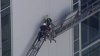En video: rescatan a limpiadores de ventanas atrapados en lo alto de edificio
