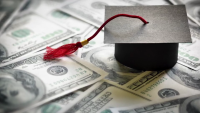 Biden condona $6,100 millones en deudas de estudiantes estafados por una universidad