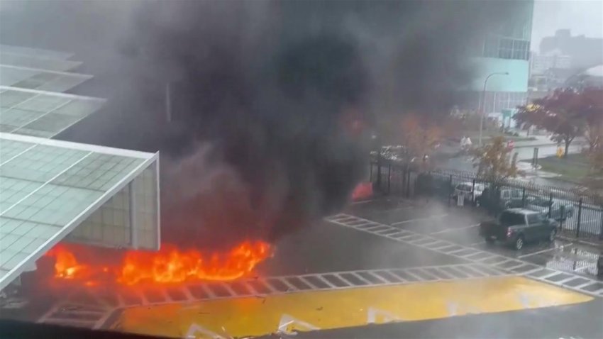Impactantes imágenes: auto en llamas en puente fronterizo entre EEUU y Canadá