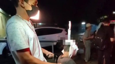 Impactante video: joven ingresa al hospital con un cuchillo clavado en la cabeza