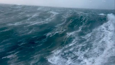 En video: las inmensas olas que sacudieron un crucero