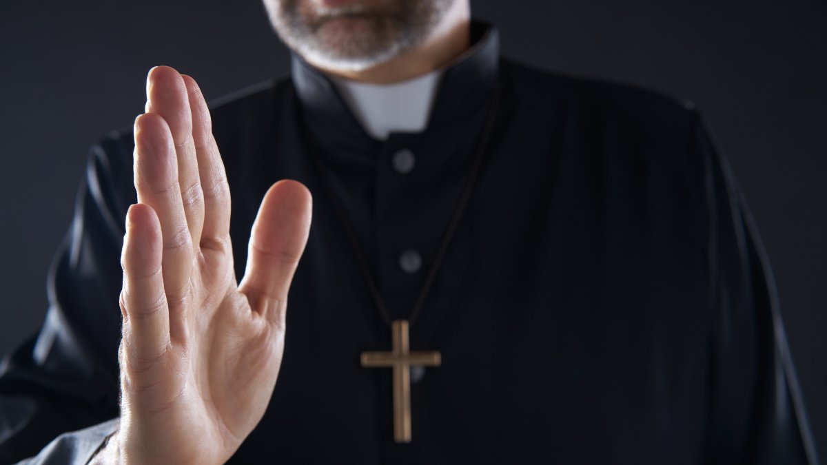 Te explicamos: cómo pueden los sacerdotes católicos bendecir las uniones de parejas del mismo sexo – Telemundo Las Vegas