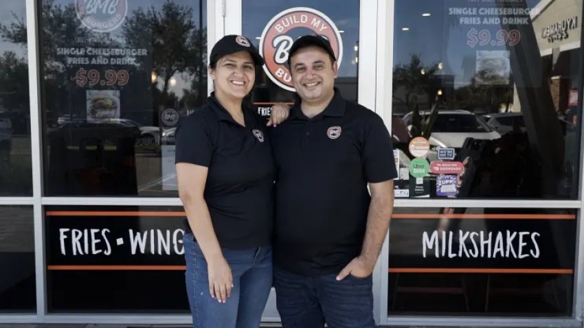 Aly y Zahra Lalani en el restaurante Build My Burgers de Orlando, Florida.