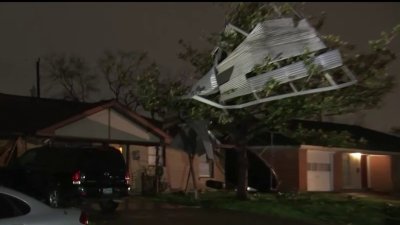 En imágenes: vuelan techos y otros objetos en vecindario de Texas tras tiempo severo