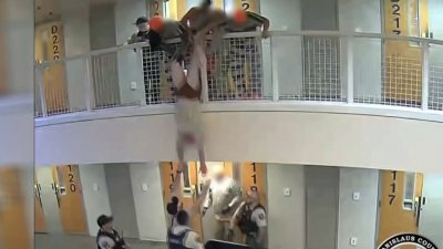 En video: el momento en que un prisionero intenta saltar de cabeza del segundo piso de una cárcel