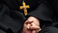 Polémica renuncia de sacerdote de iglesia episcopal en Las Vegas