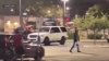 En video: momentos de tensión durante un tiroteo en el estacionamiento de un centro comercial