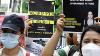 Condenan a 36 años de cárcel a un tailandés por criticar a la monarquía en Facebook