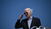 Biden cierra su viaje a Francia visitando un cementerio militar estadounidense