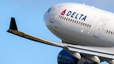 Detienen a polizón en un vuelo de Delta: se subió sin boleto en plena Navidad