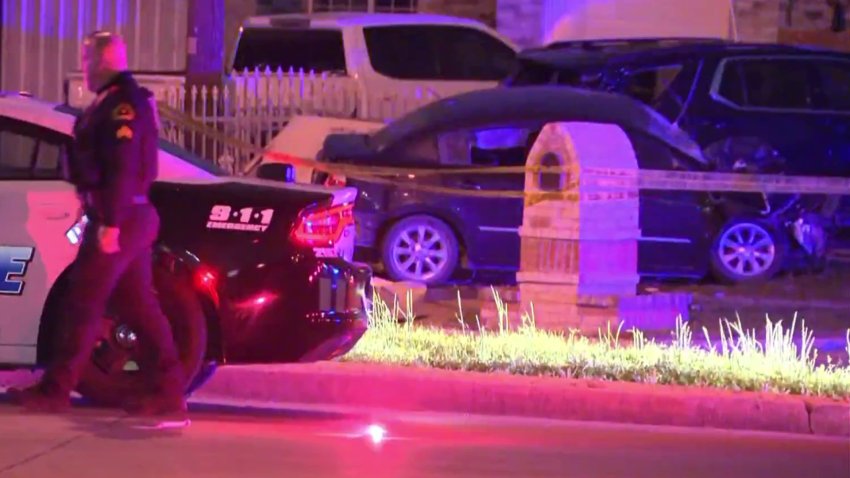 En Dallas: mujer fallece tras chocar contra vehículos estacionados