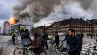 Incendio arrasa con histórico edificio de Copenhague e icónica aguja de la Bolsa de Valores