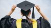 ¿Vale la pena ir a la universidad? Jóvenes dudan si obtener un título ante altos costos
