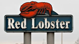 ESTADOS UNIDOS - 19 DE DICIEMBRE: Un logotipo de Red Lobster cuelga afuera de un restaurante en Pensilvania, EEUU, el 19 de diciembre de 2007.